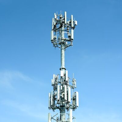 Monopole Tower est une tour de télécommunications cylindrique compacte construite à partir d'acier de qualité ASTM A36 et ASTM A572 Gr50 pour une durabilité