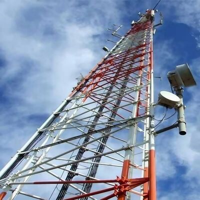 Mât télescopique tubulaire en acier galvanisé de 35M, robuste, à 3 pieds, pour la communication et la surveillance 5G 4G extérieure et les micro-ondes
