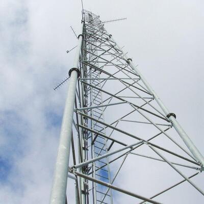 Tour robuste en acier tubulaire à 3 pieds, adaptée aux systèmes de micro-ondes et de sécurité 4G 5G avec construction en acier à haute résistance