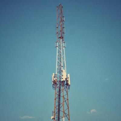 Mât de télécommunication galvanisé par tour en acier tubulaire à 3 pattes de longue durée conçu pour les applications extérieures de réseau à micro-ondes 5G 4G