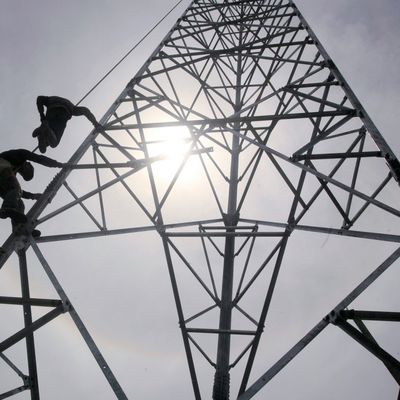 Internet autonome 5G Télécommunication Antenne à 3 pattes Tour d'acier angulaire