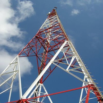 Télévision par satellite Signal micro-ondes Radio Structure en acier Tour Communications sans fil Mast 3 jambes Tour en acier angulaire