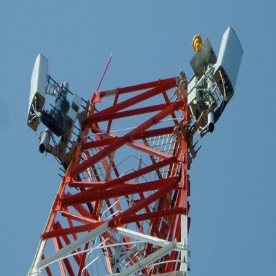Télévision par satellite Signal micro-ondes Radio Structure en acier Tour Communications sans fil Mast 3 jambes Tour en acier angulaire