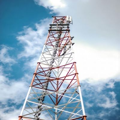 Tour de télécommunications autoportante 3 jambes Tour en treillis en acier triangulaire