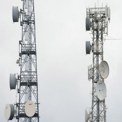 4 jambes d'acier à angle de fer auto-supportant la tour de réseau de télécommunications et Internet fournisseur de services Internet antenne sans fil 5G