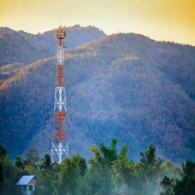 4 jambes d'acier à angle de fer auto-supportant la tour de réseau de télécommunications et Internet fournisseur de services Internet antenne sans fil 5G