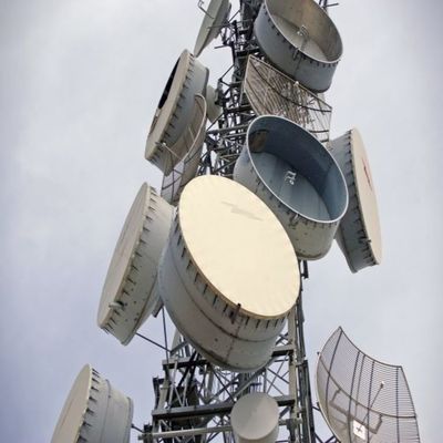 Tour de télécommunications mobiles angulaires en acier à 4 jambes de 72 m ASTM A36 A572 Gr50
