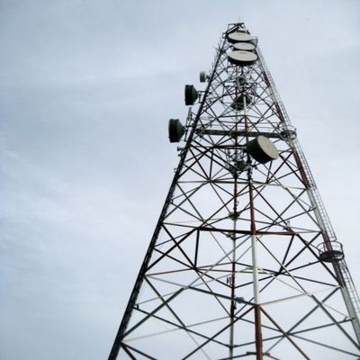 30m Pipe Wifi 3 jambes Tour en acier tubulaire Grille Maste sans couture Communication à micro-ondes Tour d'antenne