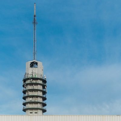 Tour en acier tubulaire à trois pattes sur le toit