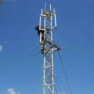Le site cellulaire, le signal de transmission, le triangle en acier, la tour de communication.