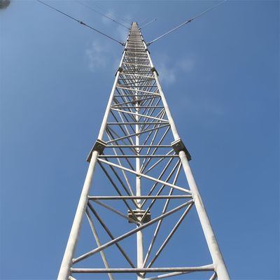 Le site cellulaire, le signal de transmission, le triangle en acier, la tour de communication.