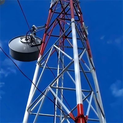 Le site cellulaire, le signal de transmission, le triangle en acier, la tour de communication.