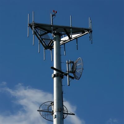Tour de télécommunications Monopole construite à partir d'acier doux et à haute résistance à la traction avec le code de conception EN 1991-1-4 et EN 1993-3-1 pour les performances