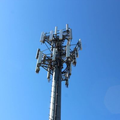 Tour de télécommunications Monopole construite à partir d'acier doux et à haute résistance à la traction avec le code de conception EN 1991-1-4 et EN 1993-3-1 pour les performances