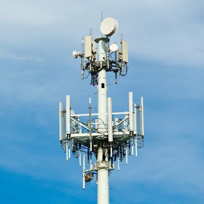 Tour de télécommunications Monopole construite à partir d'acier doux et à haute résistance à la traction avec le code de conception EN 1991-1-4 et EN 1993-3-1 pour les performances