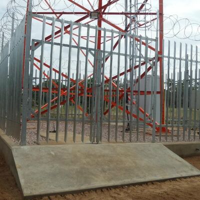 Tour en acier Tour en acier angulaire à 4 pieds conçue pour les télécommunications, dotée d'une construction robuste et conforme aux codes de conception internationaux