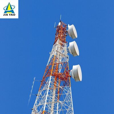 Tour en acier angulaire à 4 pieds conçue pour répondre aux normes ANSI TIA et EN, offrant un support pour les projets d'infrastructures de télécommunications et d'énergie