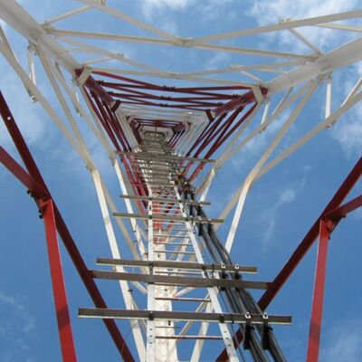 Tour d'acier angulaire à 3 pattes Tour de communication sans fil triangulaire avec des niveaux d'acier structurels, y compris la série ASTM A36