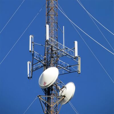 Guyed Wire Tower a conçu des applications d'élévation de couverture étendue en utilisant des matériaux en acier et des codes de conception d'ingénierie éprouvés