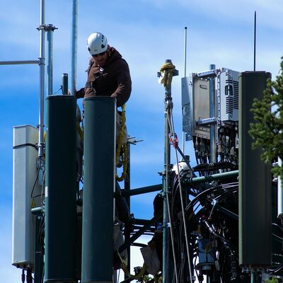 Tour de télécommunications triangulaire à trois pattes autoportante galvanisée
