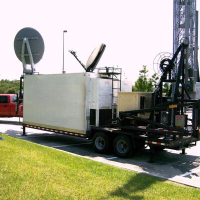 24m 25m 30m Voiture mobile remorque montée éclairage cellule tubulaire sur roues réseau télescopique antenne tour de communication mât