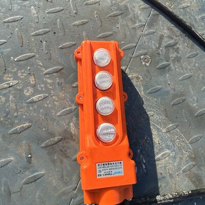 Tour télescopique lourde avec déviation verticale inférieure à un pour mille offrant des performances pour les tâches de communication et d'éclairage