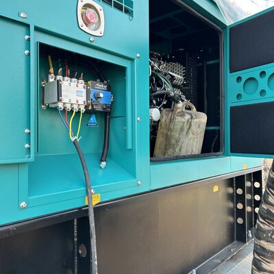 Tour télescopique lourde avec déviation verticale inférieure à un pour mille offrant des performances pour les tâches de communication et d'éclairage