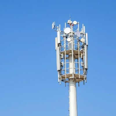 Tour de télécommunication monopôle avec conception à fût plein et options de traitement de surface incluant la galvanisation à chaud et la peinture
