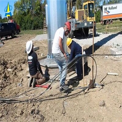 Tour de télécommunication monopôle avec conception à fût plein et options de traitement de surface incluant la galvanisation à chaud et la peinture