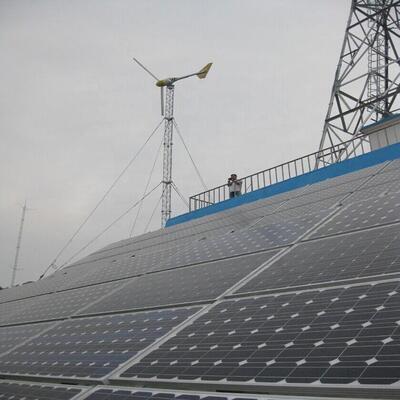 Tour d'antenne actionnée solaire autosuffisante galvanisée 20 30 40M 4G 5G outre du mât de télécom de grille