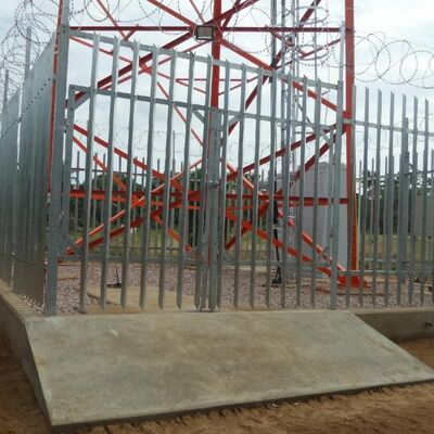 Tour d'antenne d'énergie solaire avec le mât galvanisé autosuffisant de stockage d'énergie de 20 30 40M 4G 5G