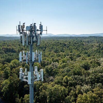 14 20 26M monopole de taille compacte en acier galvanisé autosuffisant extérieur 5G 4G tour de télécommunication par satellite pour petite zone