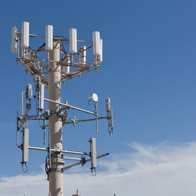 10 16 22M gain de place monopôle tubulaire galvanisé extérieur 5G 4G mât de communication compact à micro-ondes