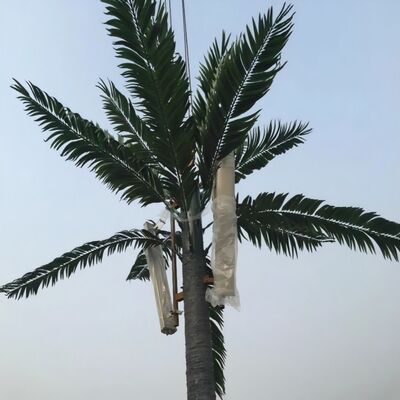 Tour d'arbre bionique à l'aspect d'arbre avec des branches et des troncs en fibre de verre pour une combinaison transparente du paysage