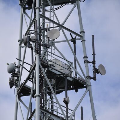 Tour en acier tubulaire robuste à 3 pieds avec traitement de surface galvanisé à chaud pour une infrastructure de télécommunications durable