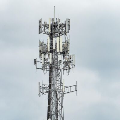 Tour en acier tubulaire robuste à 3 pieds avec traitement de surface galvanisé à chaud pour une infrastructure de télécommunications durable