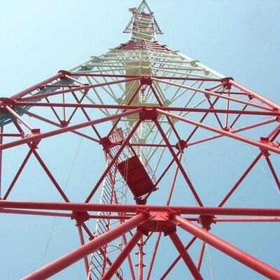 Tour robuste en acier tubulaire à 3 pieds, adaptée aux systèmes de micro-ondes et de sécurité 4G 5G avec construction en acier à haute résistance
