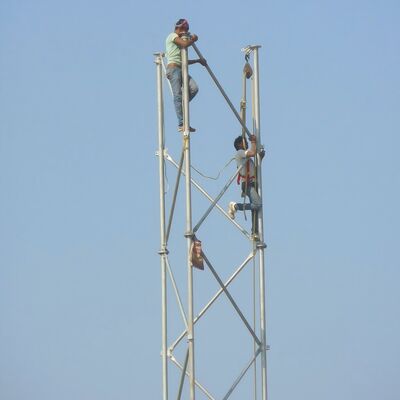 Mât de télécommunication galvanisé par tour en acier tubulaire à 3 pattes de longue durée conçu pour les applications extérieures de réseau à micro-ondes 5G 4G