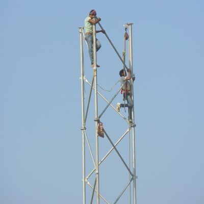 Mât galvanisé autoportant de télécom de tour tubulaire en acier à 3 pattes approprié à la communication extérieure de micro-onde de 5G 4G