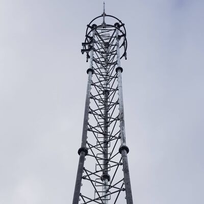 Mât galvanisé autoportant de télécom de tour tubulaire en acier à 3 pattes approprié à la communication extérieure de micro-onde de 5G 4G