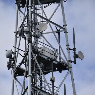 Mât galvanisé autoportant de télécom de tour tubulaire en acier à 3 pattes approprié à la communication extérieure de micro-onde de 5G 4G