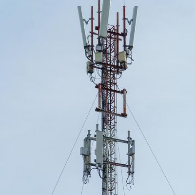 Installation facile modulaire préfabriquée faite sur commande de livraison rapide de tour en acier de télécom de fil haubané