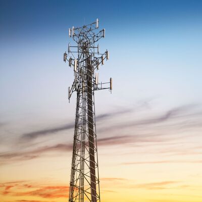 Durée de vie en acier rentable angulaire de coût d'installation de tour de télécom de 3 jambes basse longue