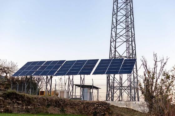 15 22 38M Tour de télécommunication à treillis solaire hors réseau angulaire à 4 pattes avec acier galvanisé et batterie de secours pour la communication d'urgence