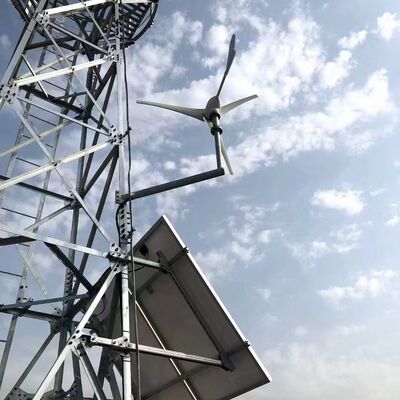 15 22 38M Tour de télécommunication à treillis solaire hors réseau angulaire à 4 pattes avec acier galvanisé et batterie de secours pour la communication d'urgence