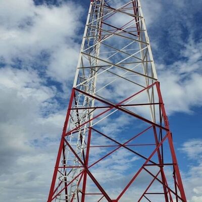 Tour de communication compatible d'énergie renouvelable pour la surveillance du parc solaire de parc éolien