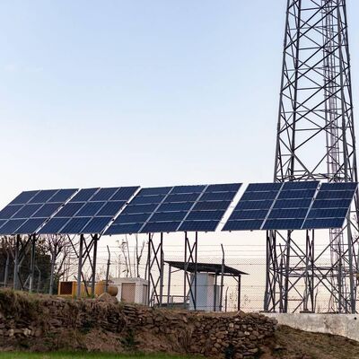 Tour de communication compatible d'énergie renouvelable pour la surveillance du parc solaire de parc éolien