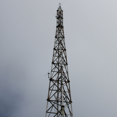 Tour de Communication tubulaire à 3 jambes de 25M 32M, résistante aux tempêtes de sable et aux tempêtes de sable, résistante aux hautes températures pour les régions arides