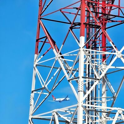 vent galvanisé par tour à pattes de télécom de l'acier 4 de 40M 80M Q355 résistant pour la zone côtière de vent fort