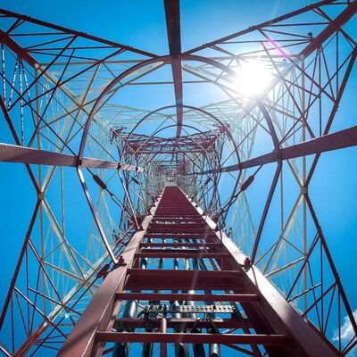 vent galvanisé par tour à pattes de télécom de l'acier 4 de 40M 80M Q355 résistant pour la zone côtière de vent fort